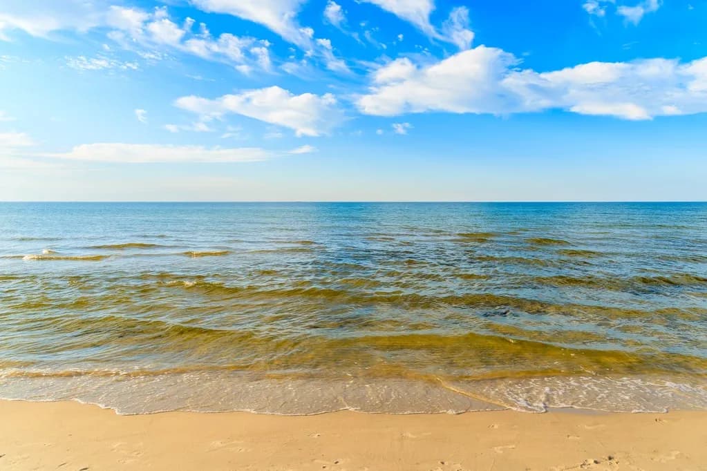 Gdzie najcieplejsza woda w Bałtyku? Odkryj najlepsze miejsca na lato